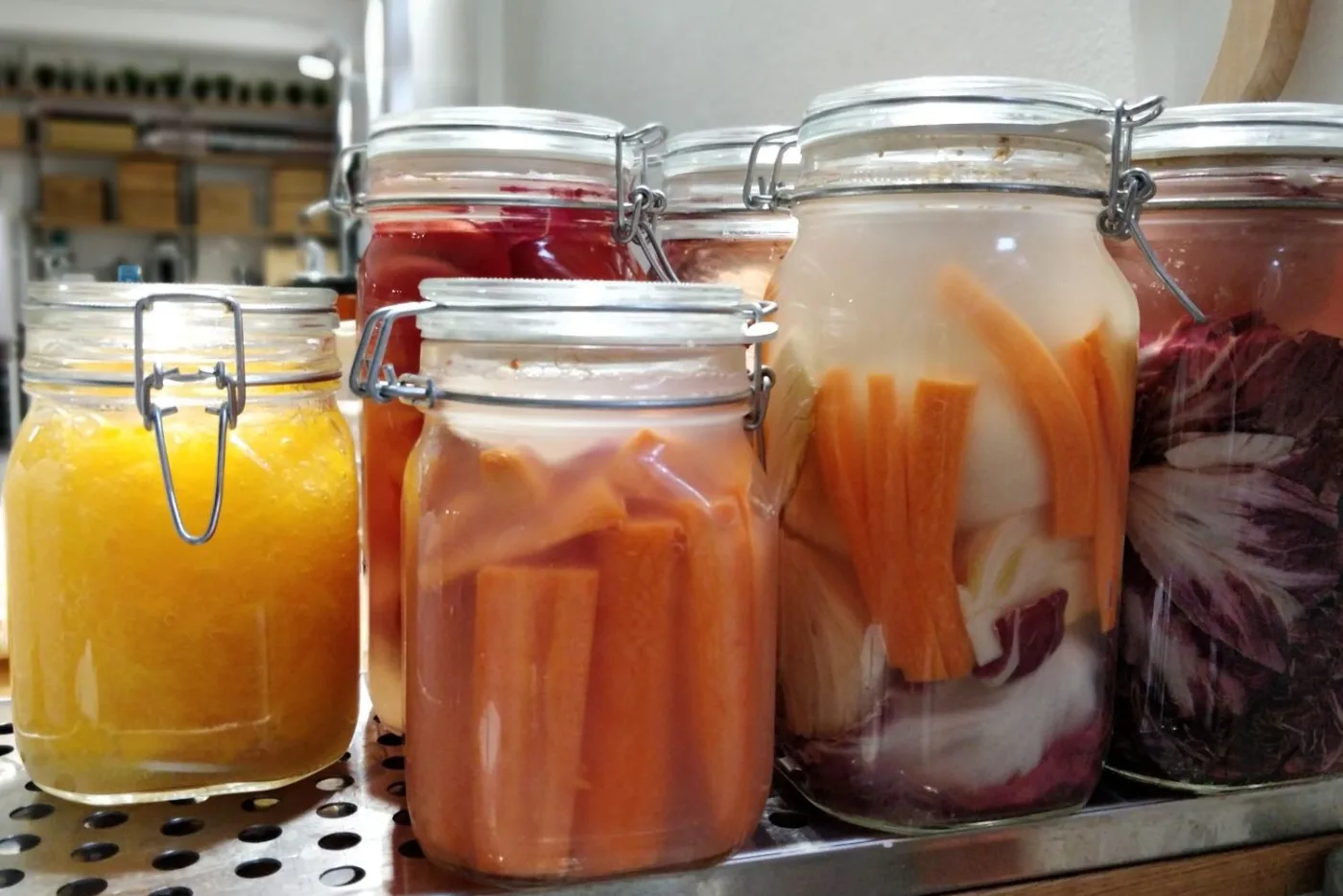 Verdure in salamoia durante la fermentazione lattica dentro barattoli di vetro