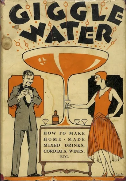 Copertina arancione e nera del libro Giggle Water: un uomo con lo shaker e una donna con una coppa davanti a un enorme calice da cocktail
