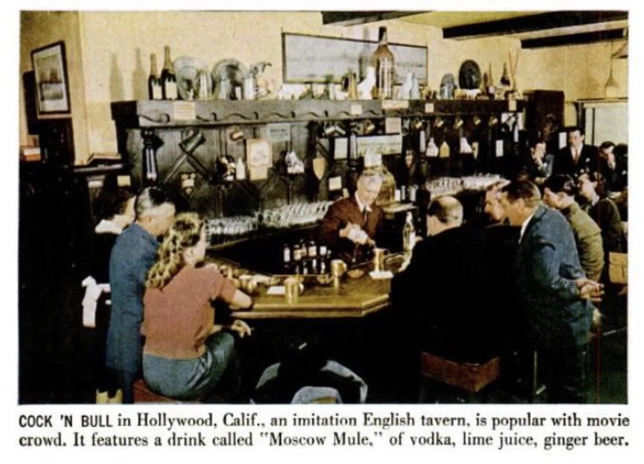 Foto a colori di LIFE del 1946: la sala del Cock 'n' Bull di Hollywood affollata di clienti al bancone, con la didascalia che cita il Moscow Mule di vodka, lime e ginger beer