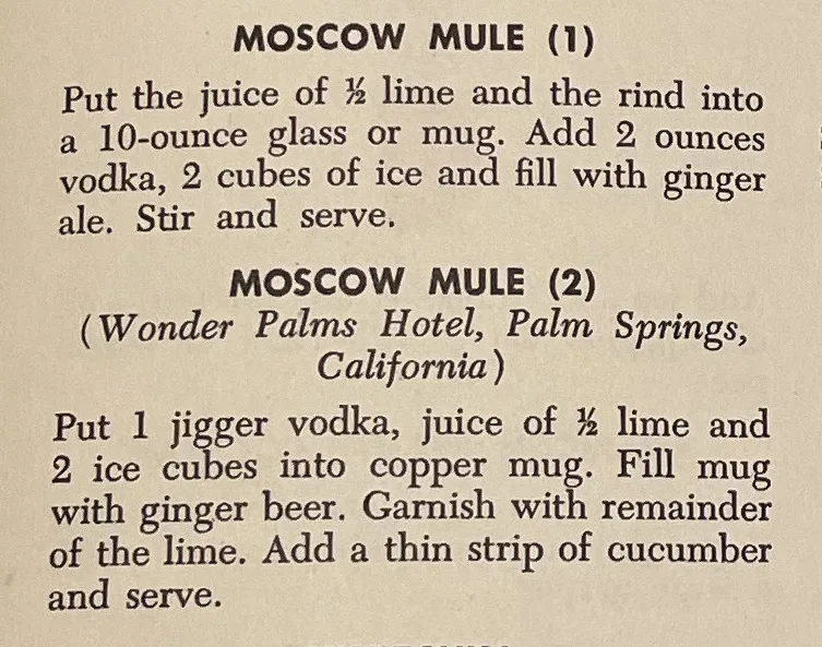 Pagina dell'Esquire Drink Book del 1957 con due ricette: Moscow Mule 1 con ginger ale e Moscow Mule 2 del Wonder Palms Hotel di Palm Springs con ginger beer e una striscia di cetriolo