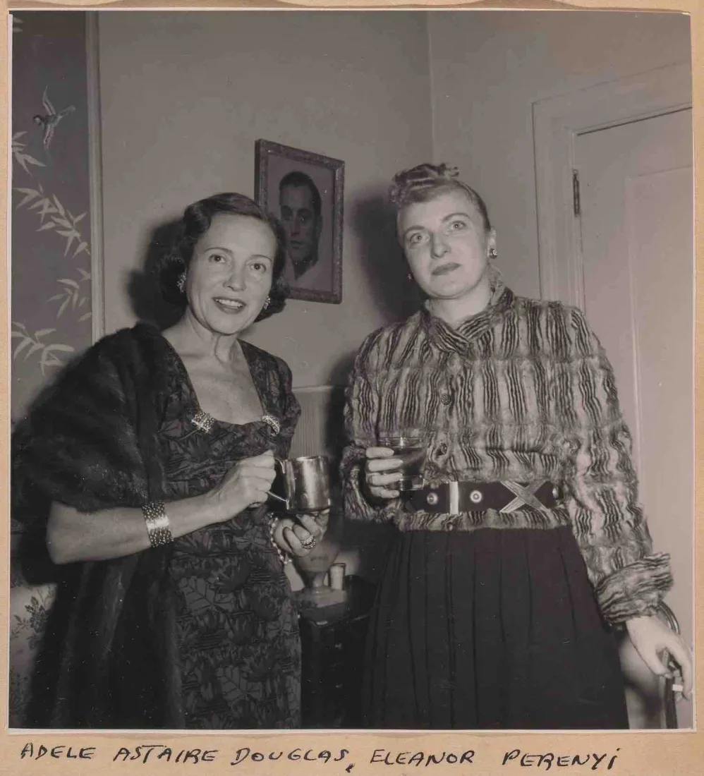 Fotografia in bianco e nero di Jerome Zerbe del 1948: Adele Astaire Douglas con una tazza di rame in mano e Eleanor Perenyi con un bicchiere a un Moscow Mule Party