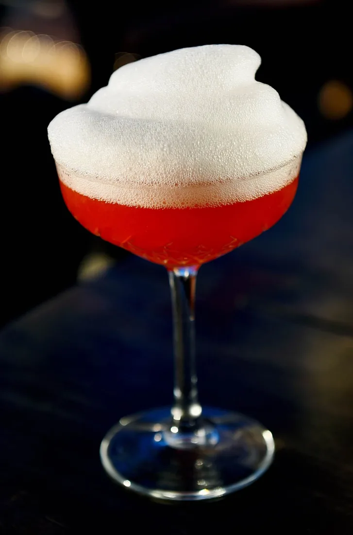 Un'aria dalla consistenza leggera e vaporosa adagiata su un cocktail