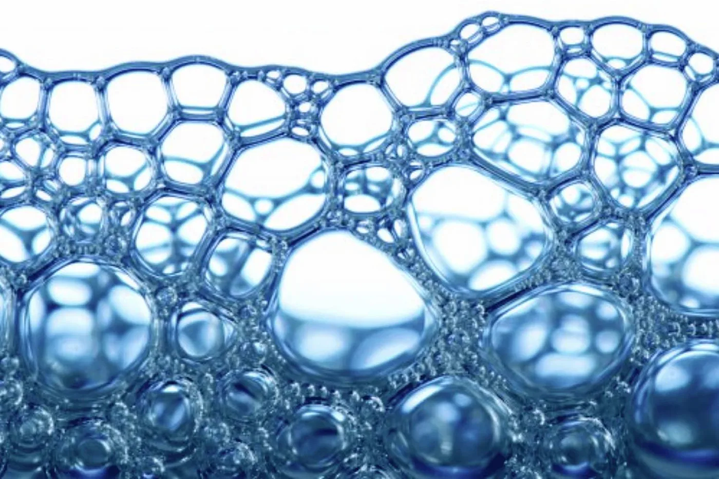 Una schiuma vista al microscopio: le sacche di gas intrappolate nella rete di liquido