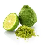 Kaffir lime intero dalla buccia bitorzoluta, metà frutto e scorza grattugiata