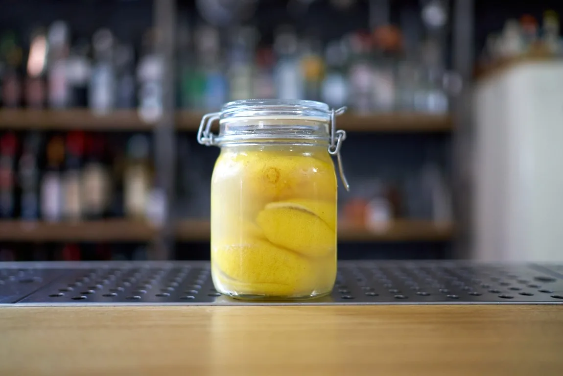 Barattolo di limoni marocchini pronto per il riposo di 3-4 settimane