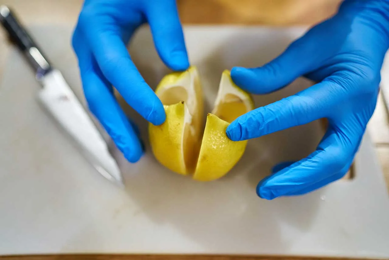 Taglio a croce dei limoni prima di conservarli sotto sale