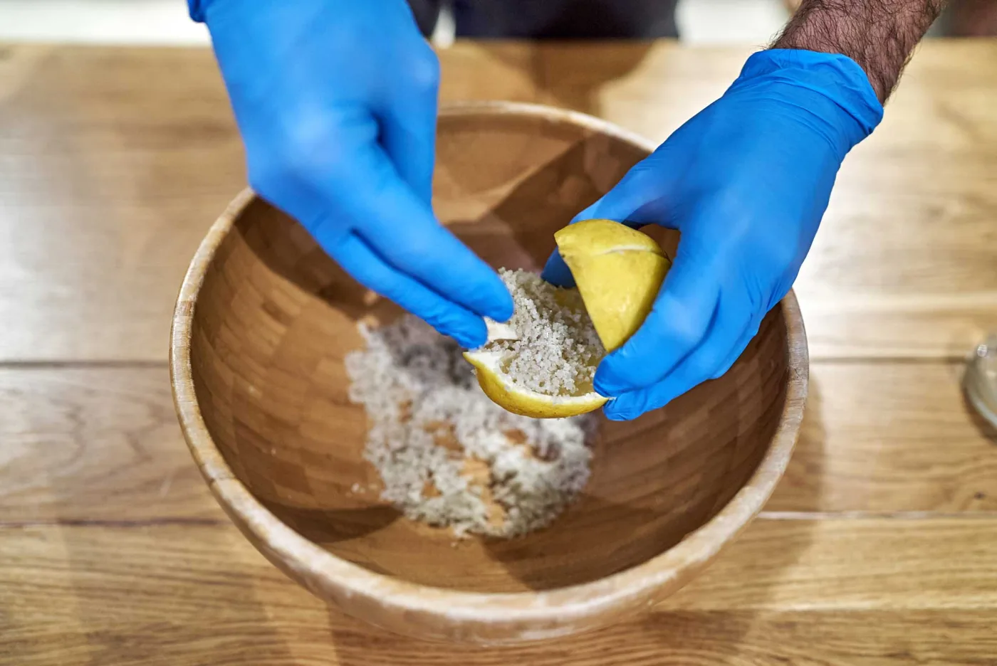 Aggiunta del sale negli intagli dei limoni per la preparazione dei limoni marocchini
