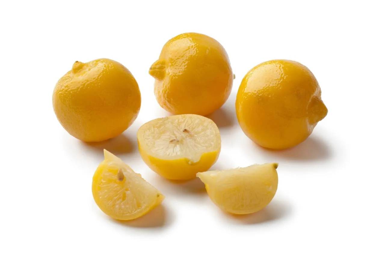Limoni marocchini interi e a spicchi, con polpa ambrata e traslucida dopo la maturazione sotto sale