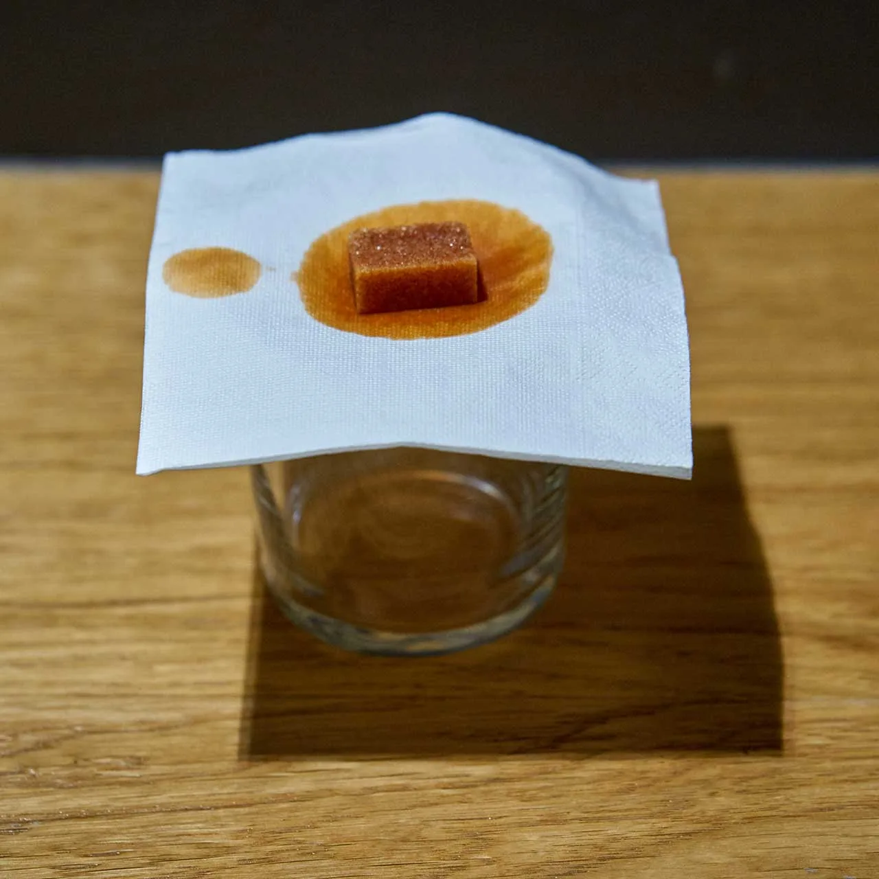 Zolletta di zucchero impregnata con angostura bitters