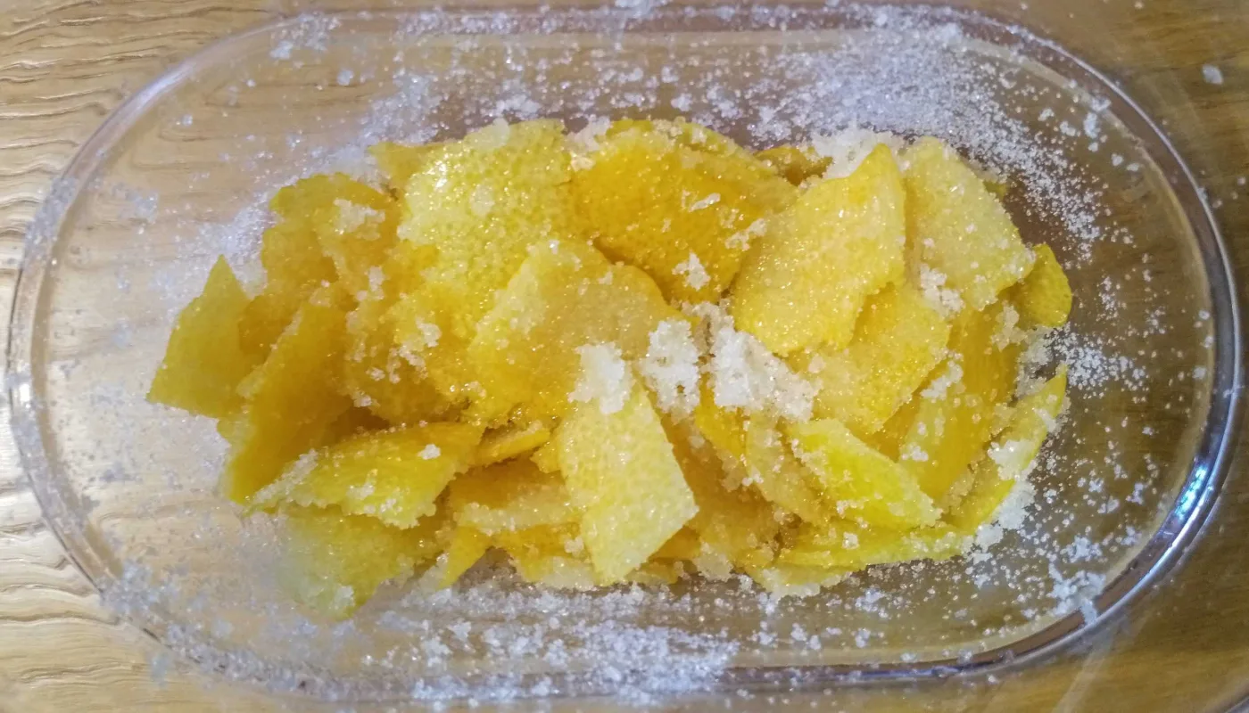 Le scorze di limone tagliate a striscioline insieme allo zucchero in grani