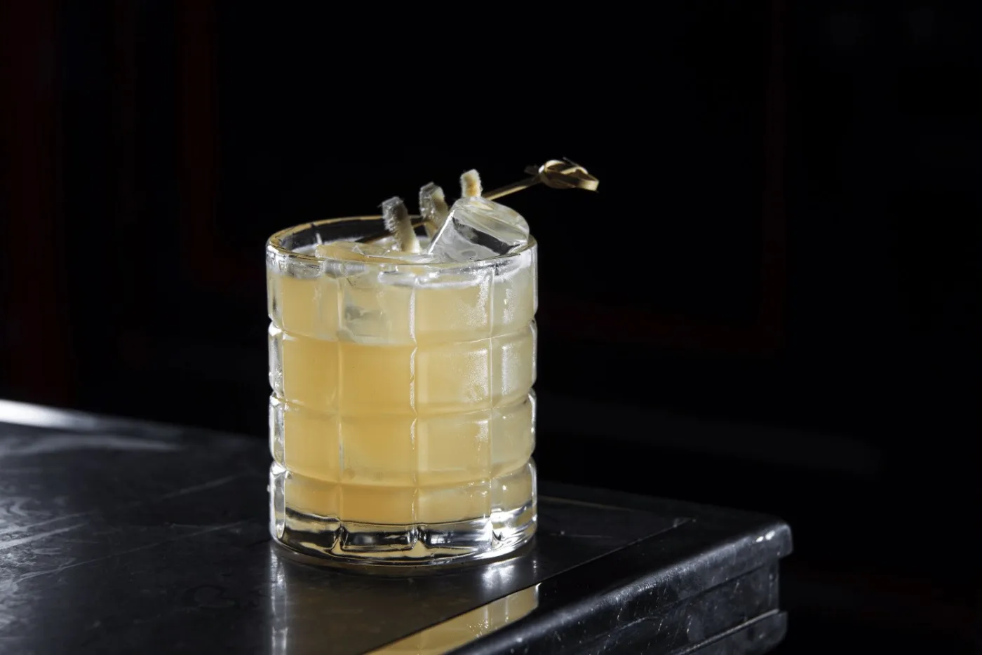 PENICILLIN, cocktail sour affumicato con whisky, miele e zenzero