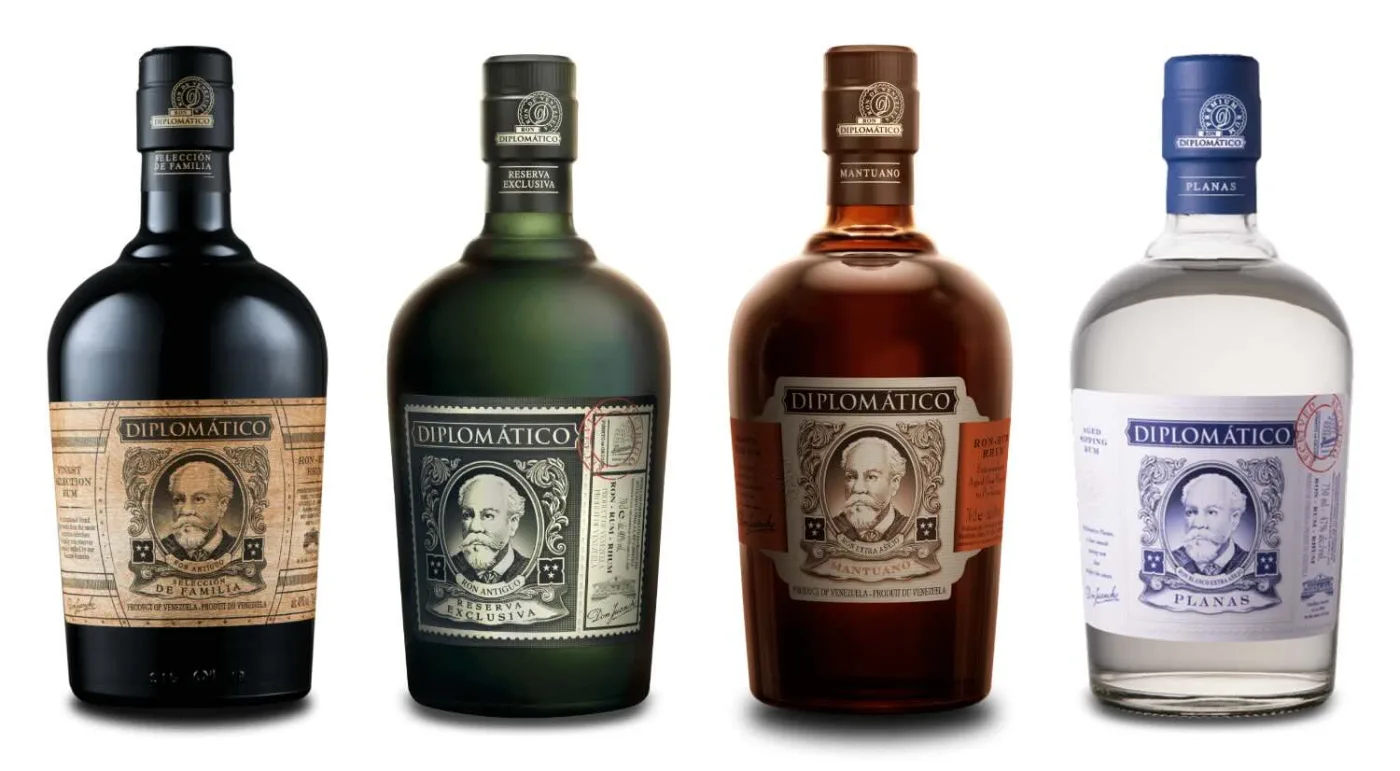 bottiglie di rum diplomatico su sfondo bianco.