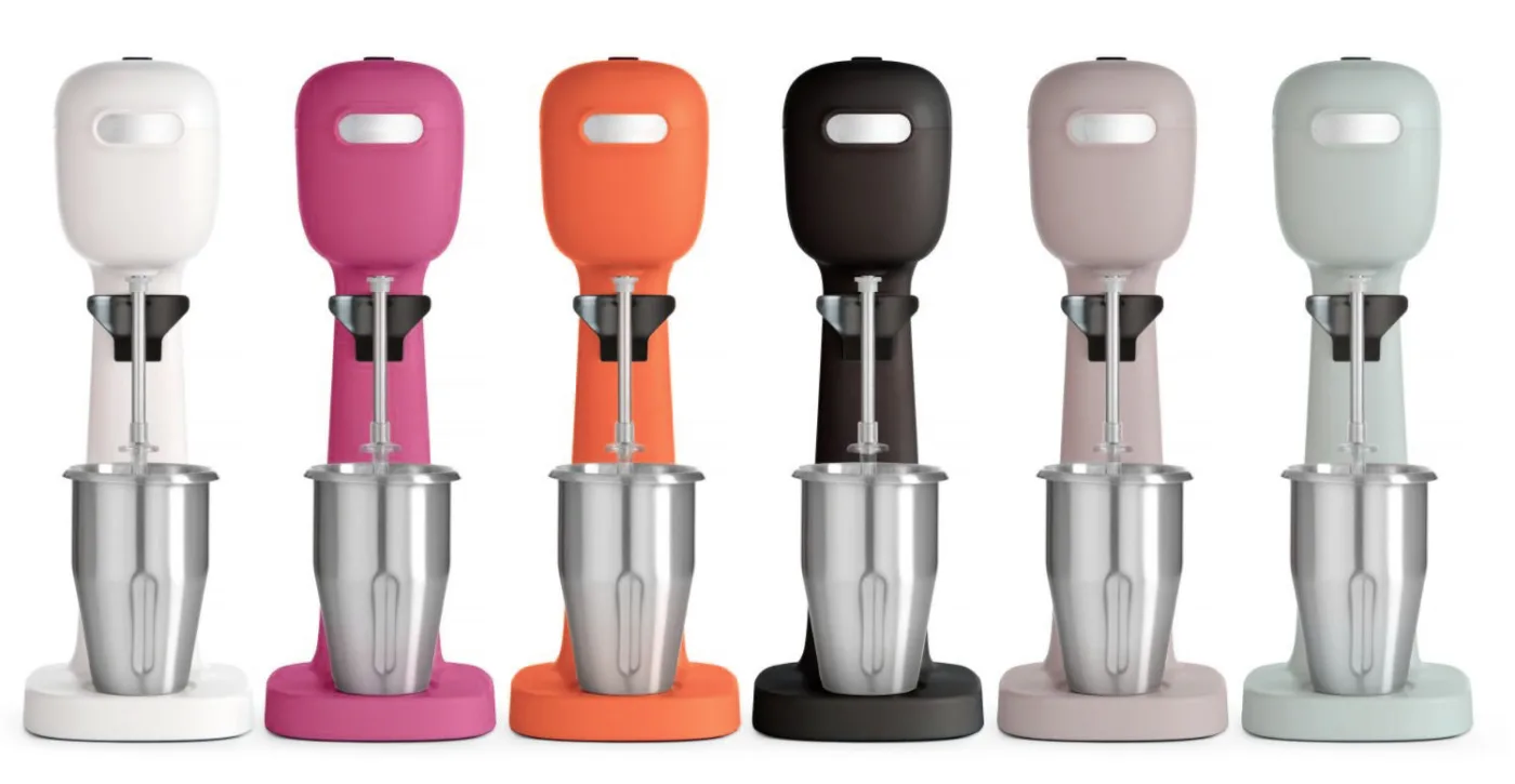 Una serie di milkshake mixer colorati allineati su un bancone