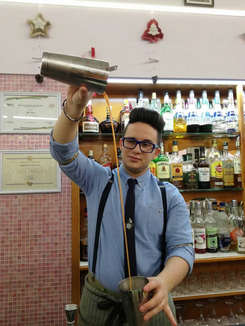 Bartender che esegue il throwing tenendo i due tin a distanza verticale