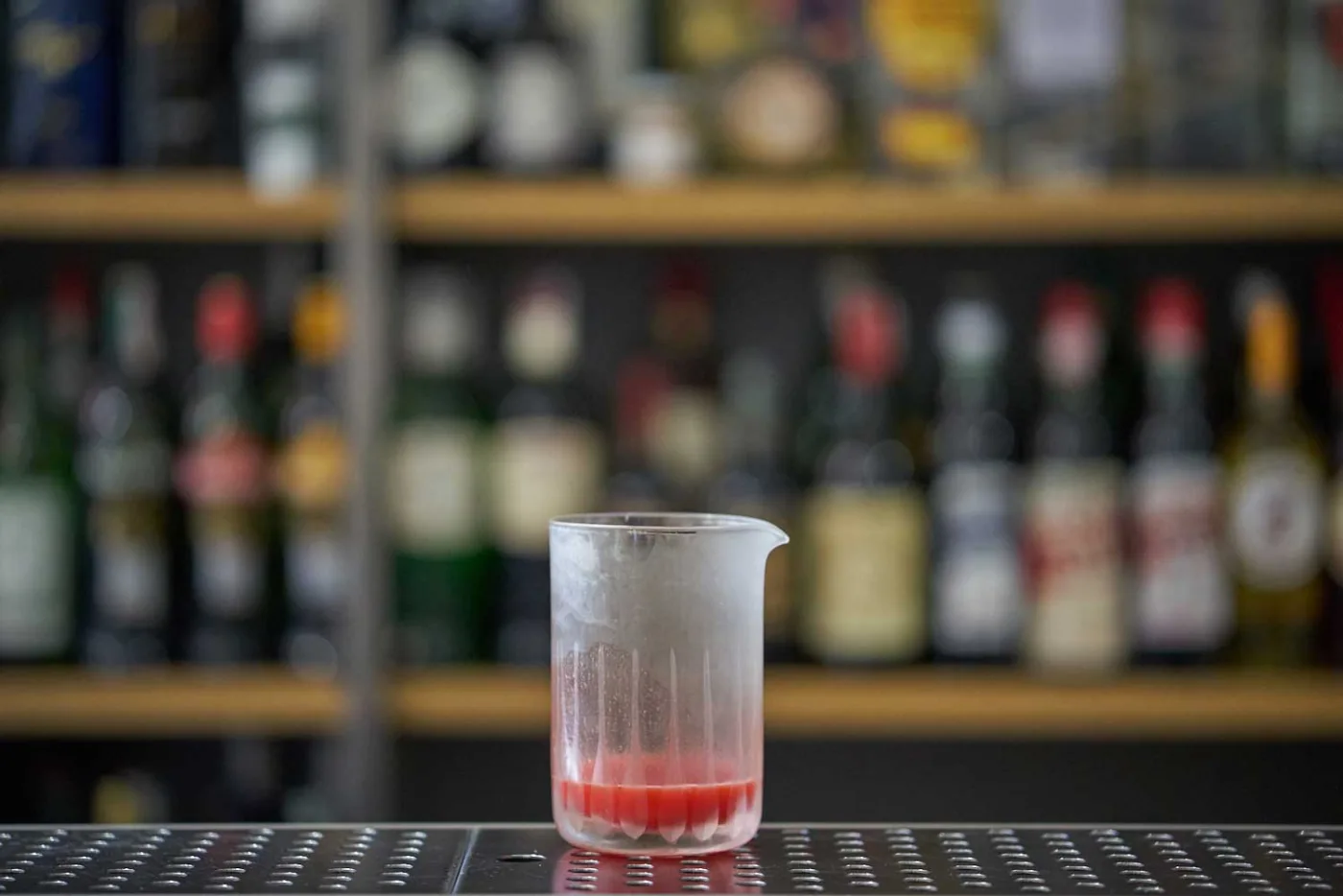 Versare il succo di fragola in un mixin' glass