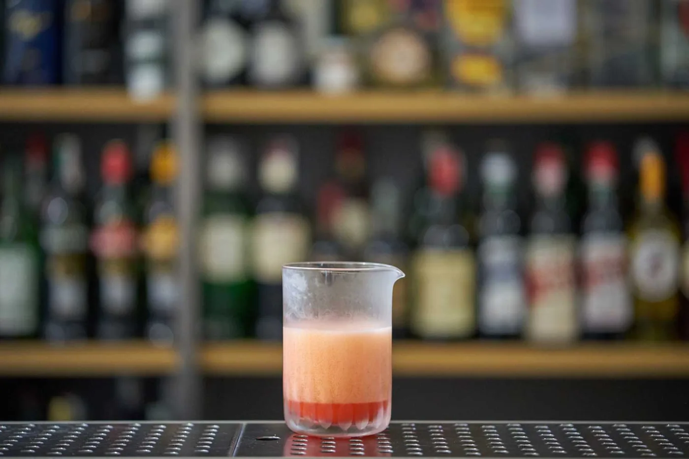 Versare delicatamente il prosecco sul succo di fragola favorendo la formazione di schiuma