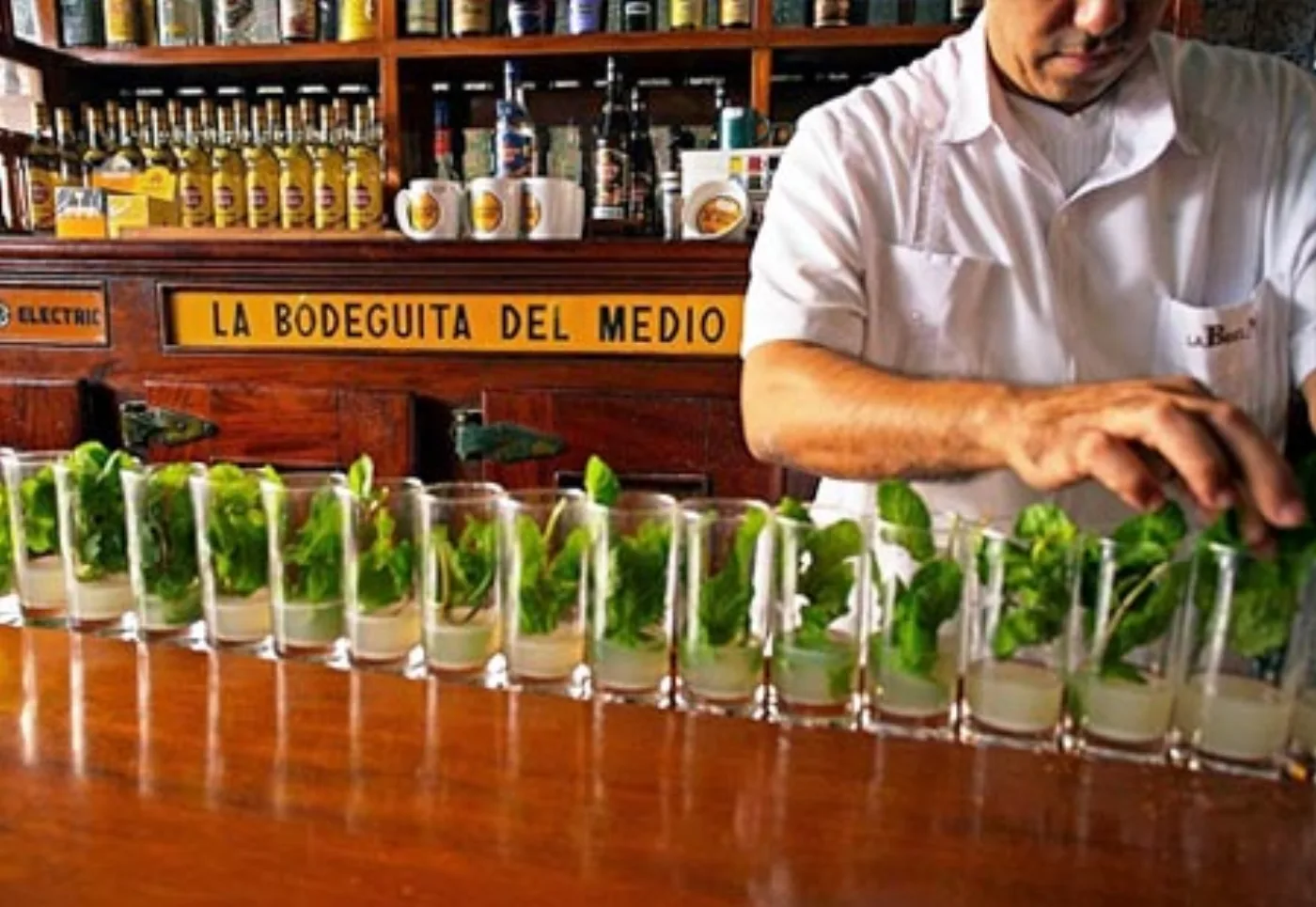 Preparazione del Mojito alla Bodeguita del Medio, Cuba
