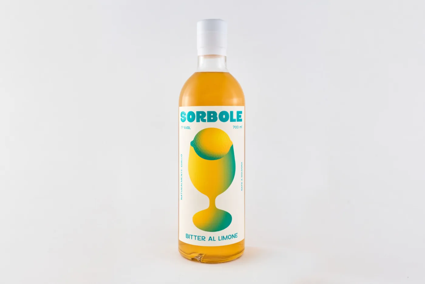 una bottiglia di sorbole, bitter al limone creato da Distillering