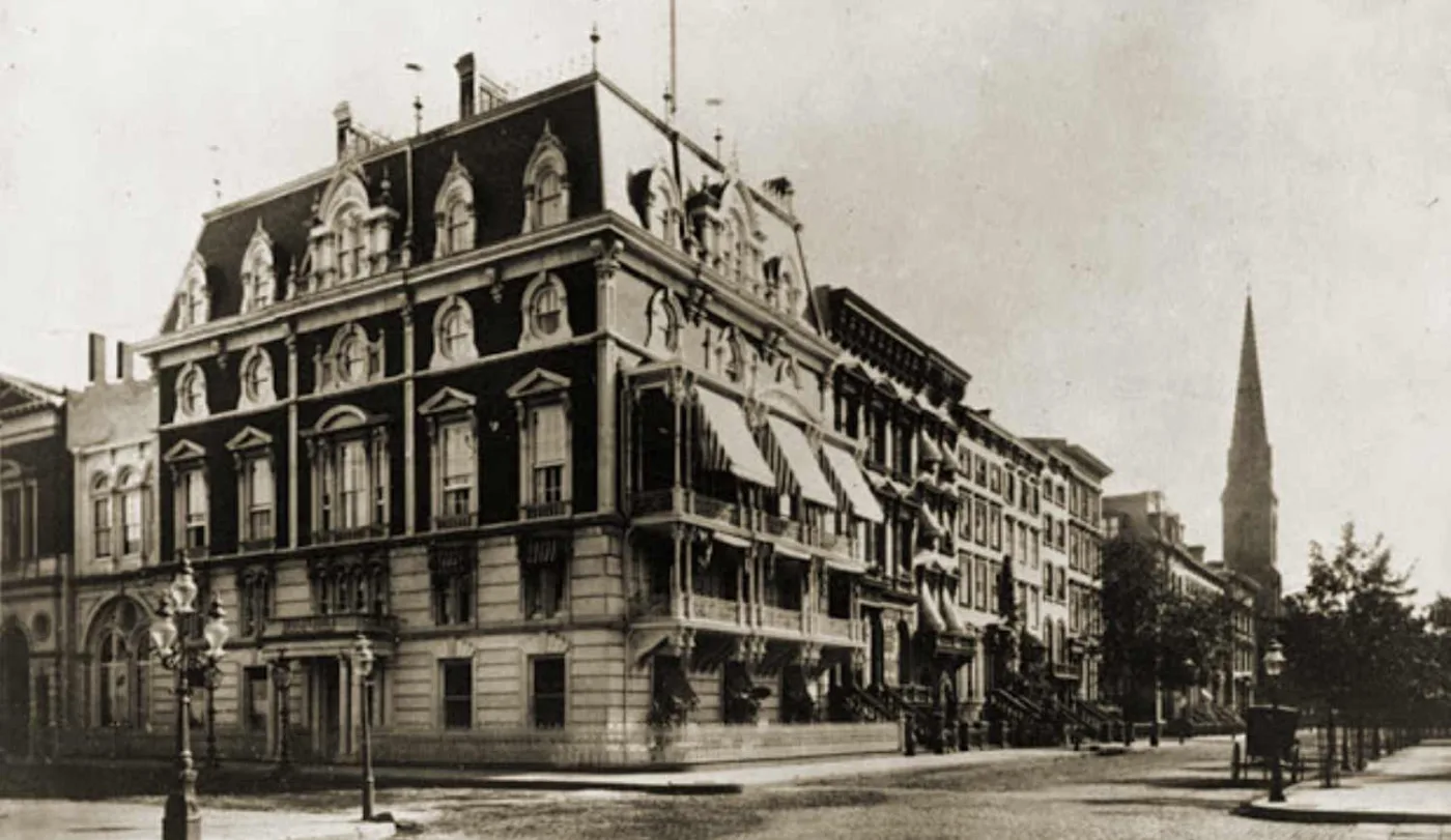 Fotografia d'epoca della Leonard W. Jerome Mansion, palazzo con mansarda e balconi a New York