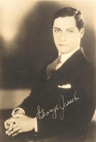 Ritratto seppia di George Jessel da giovane, in abito scuro con le mani intrecciate, con la sua firma autografa