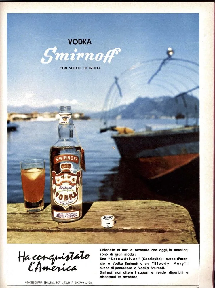 Pubblicità italiana Smirnoff del 1963 su Epoca: bottiglia e bicchiere su un molo con barche, e la scritta Ha conquistato l'America