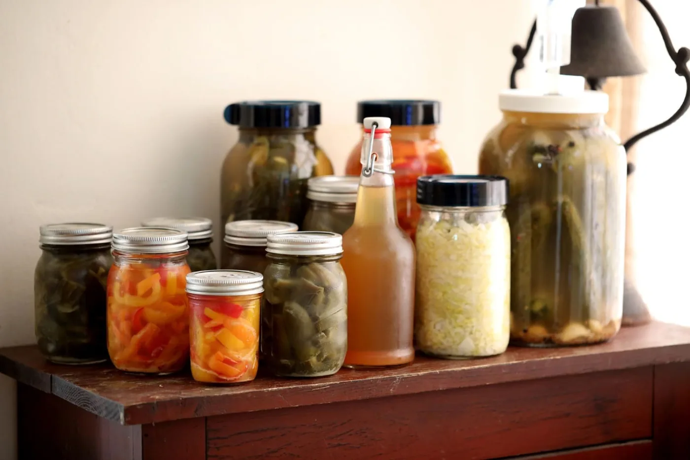Barattoli di vetro di diverse dimensioni usati come contenitori per la fermentazione home made