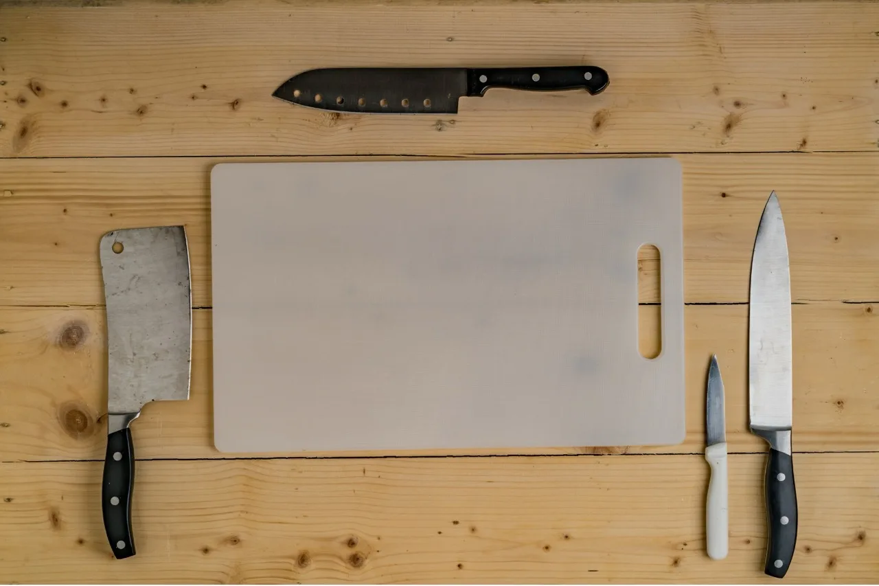 Tagliere e coltello da cucina usati per preparare gli ingredienti da fermentare