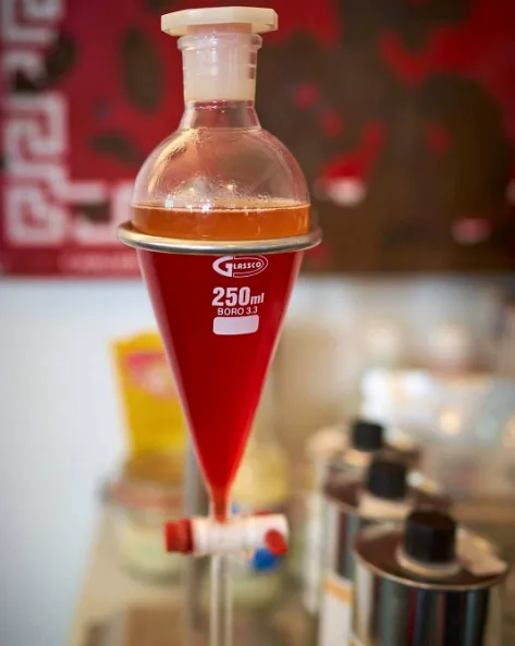 Imbuto separatore usato per il fat wash del Campari all'olio di mandorla