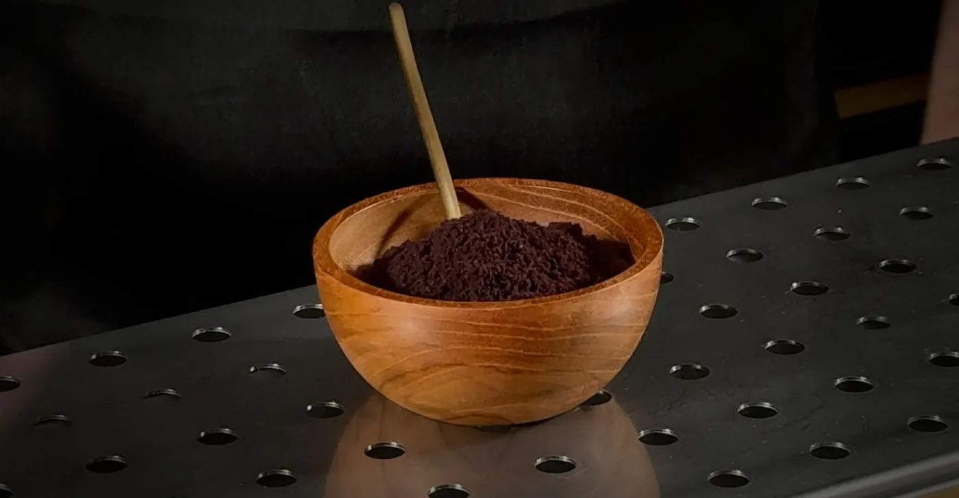 Ciotola di legno con polvere di açai liofilizzato color viola scuro