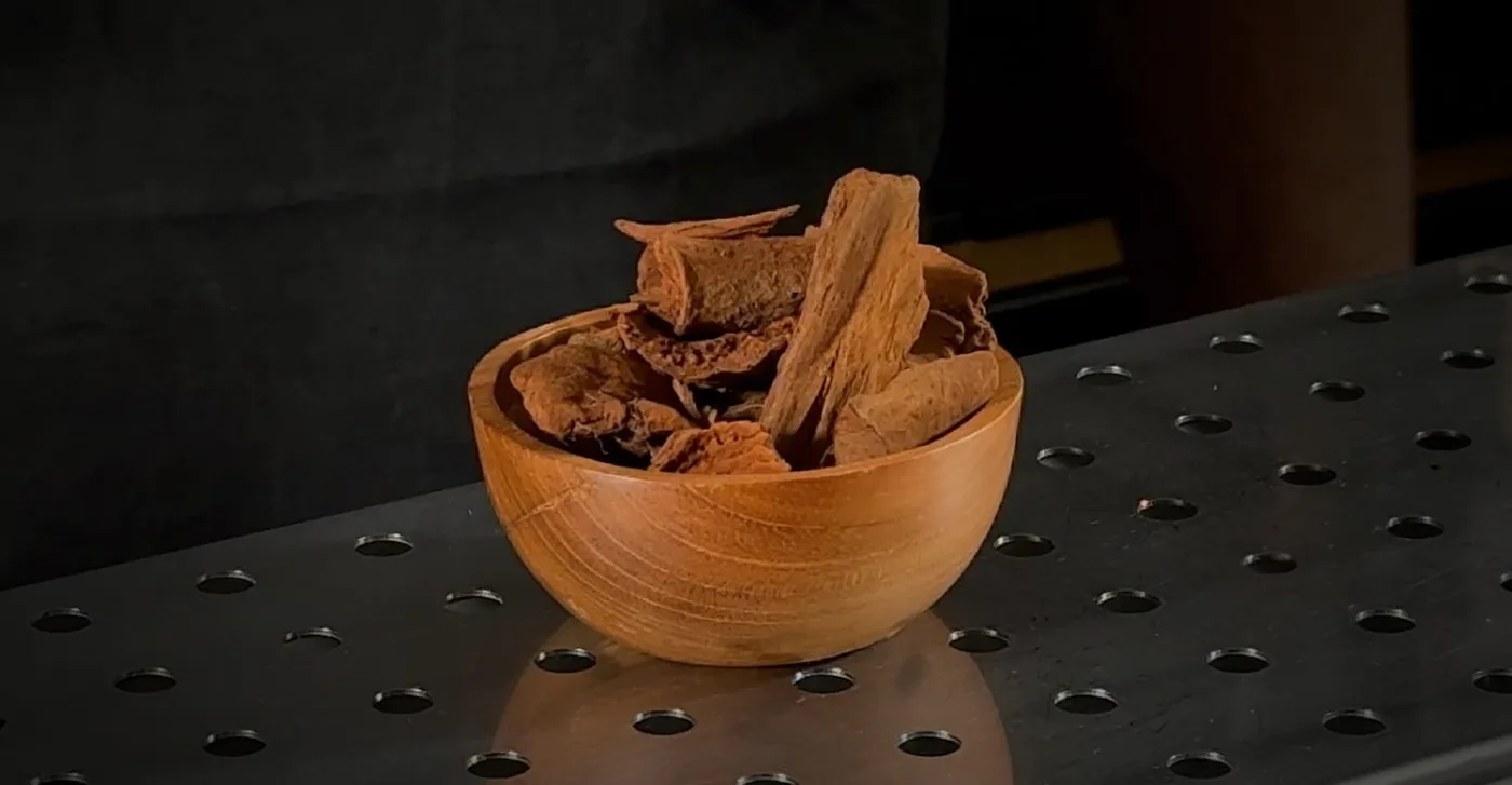 Ciotola di legno con pezzi di corteccia di china