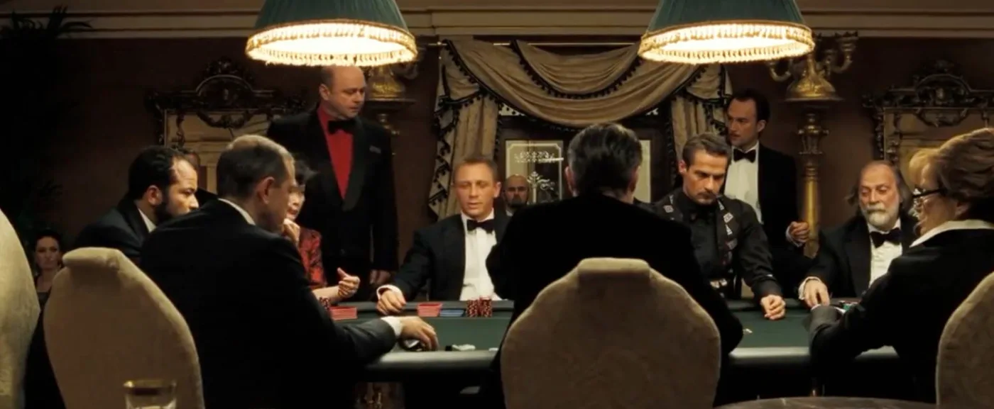 Fotogramma del film Casino Royale (2006): il tavolo da poker con Daniel Craig nei panni di James Bond