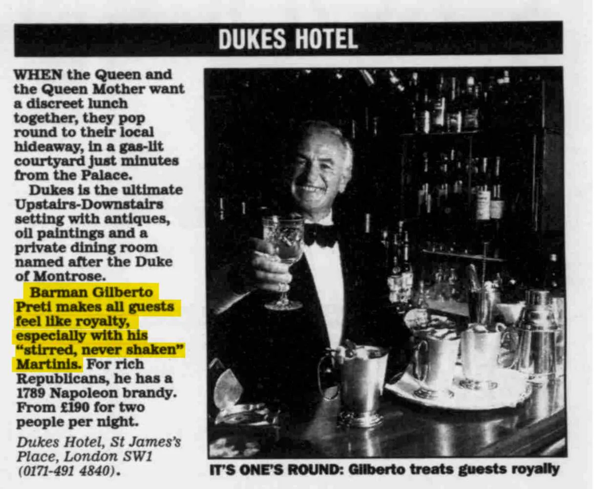 Ritaglio del giornale The Express del 1998 con la foto di Gilberto Preti dietro al bancone del Dukes Hotel con un Martini in mano