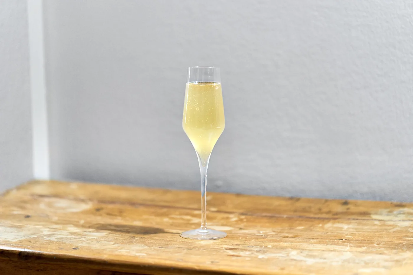 Bellini preparato con prosecco e vino di pesche fermentato, servito in flute