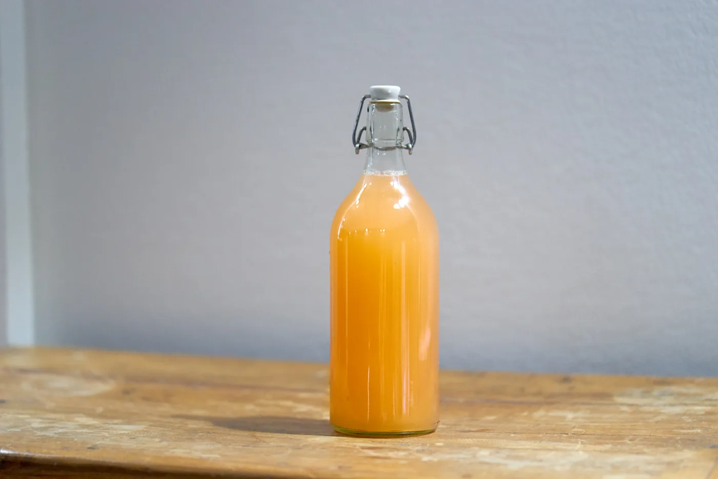 Vino di pesche home made con fermentazione spontanea