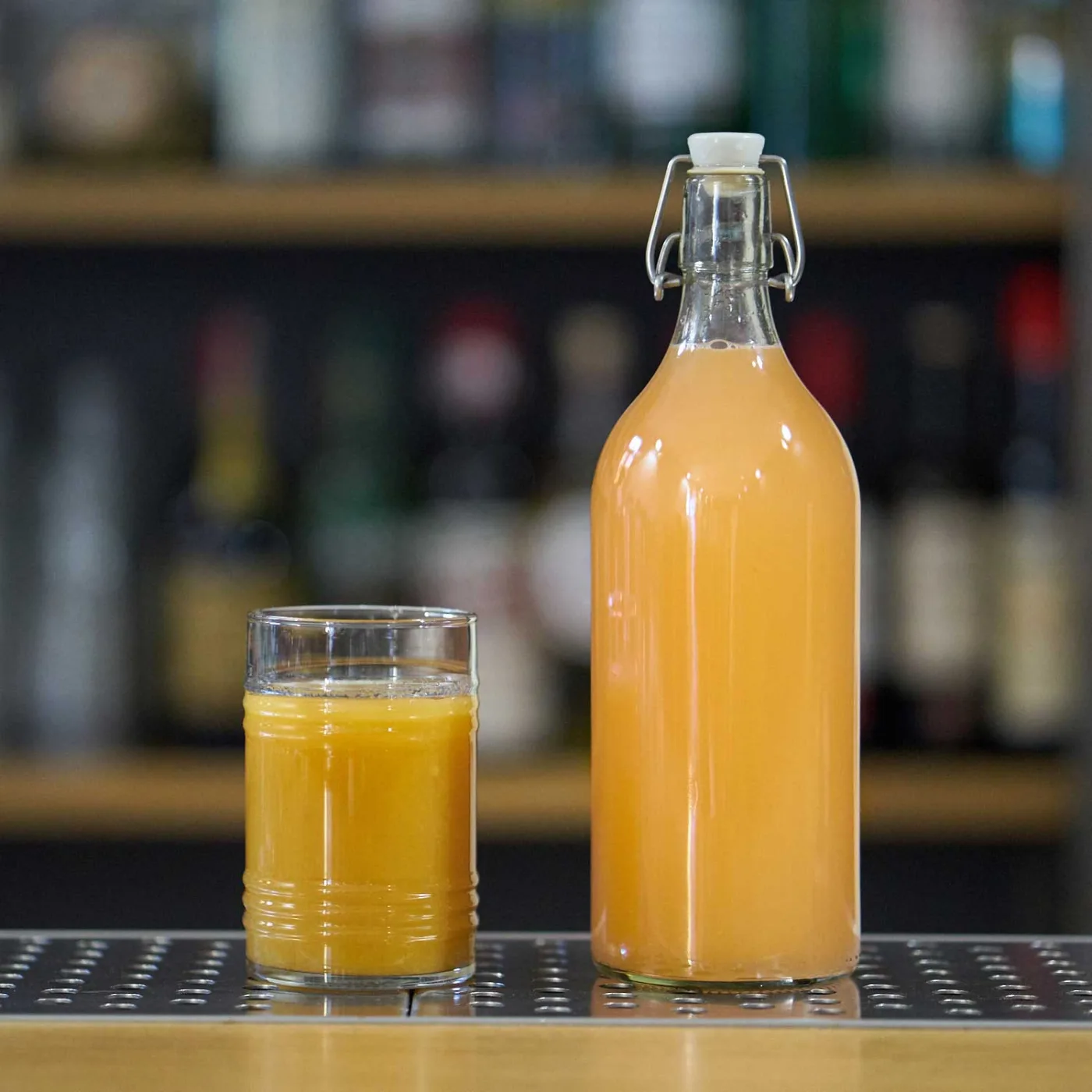 Estratto di pesche fermentate in bicchiere