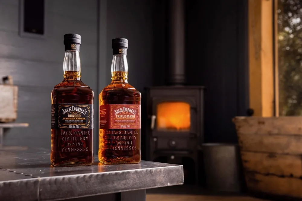 Una bottiglia di Jack Daniel's Bonded e una di Triple Mash