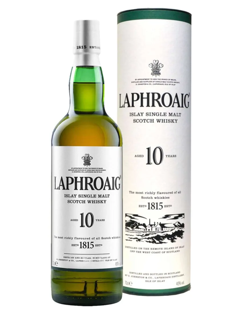 Una bottiglia di whisky scozzese torbato Laphroaig 10 anni con il suo tubo