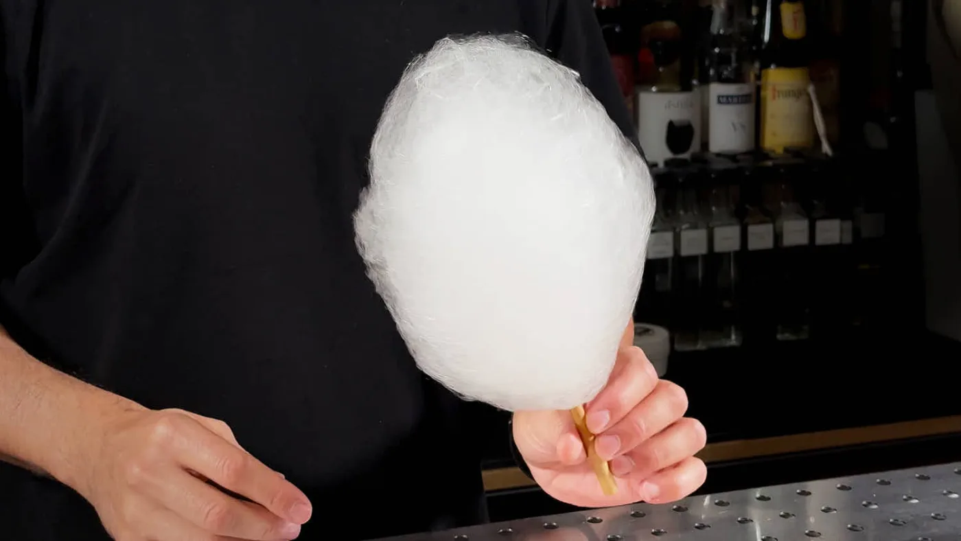 Zucchero filato nei cocktail: utilizzo, tecniche e applicazioni creative